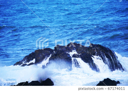 Wave splash against the rock Wave splash against the rock 67174011