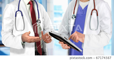 Specialist doctors having discussion regarding patient condition Specialist doctors having discussion regarding patient condition 67174387