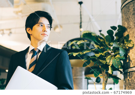 與便攜式計算機的一個商人 67174969