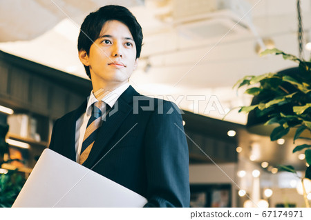 與便攜式計算機的一個商人 與便攜式計算機的一個商人 67174971