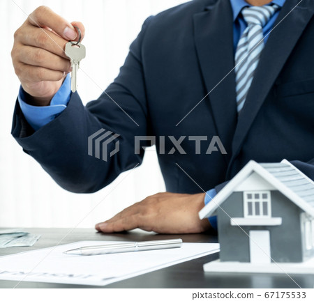 Hand a real estate agent, hold the keys, and explain the business contract, rent, buy, mortgage, loan, or home insurance 67175533