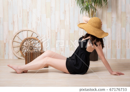 泳裝的女性 泳裝的女性 67176733