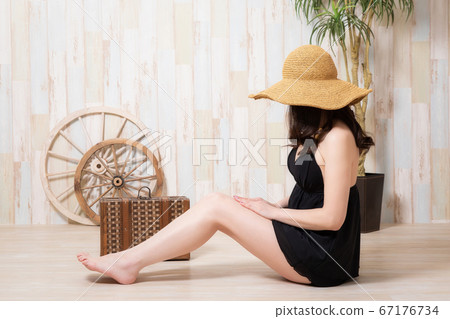 泳裝的女性 泳裝的女性 67176734