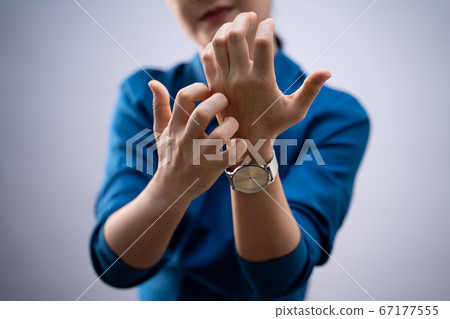 Woman was sick with irritate itching her skin Woman was sick with irritate itching her skin 67177555