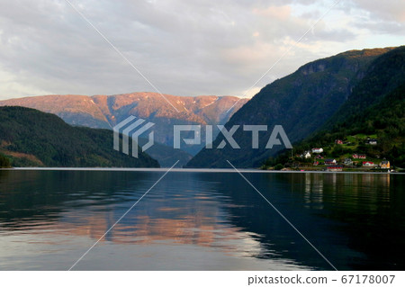 Norway Hardanger Fjord, Ulvic District Overlooking the quiet water surface and the mountains at sunset, which is south of the hotel 67178007
