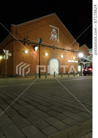 [Vertical composition] At night at Kanemori Red Brick Warehouse (doors closed) 67178624