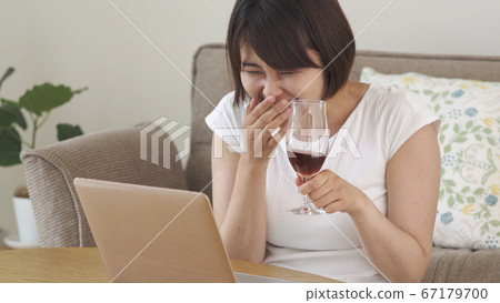 Online drinking party 67179700