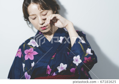 一個女人穿著浴衣 67181625