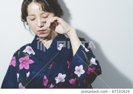 一個女人穿著浴衣 一個女人穿著浴衣 67181626