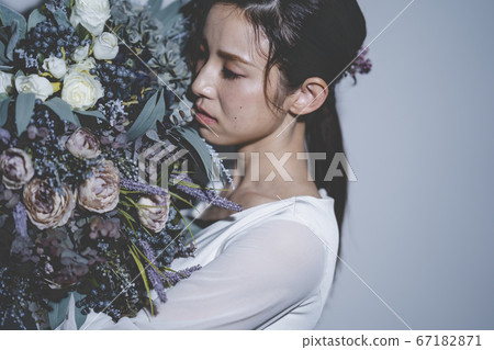 穿著婚禮禮服的新娘 穿著婚禮禮服的新娘 67182871