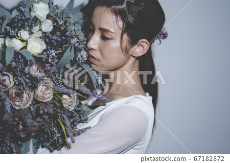穿著婚禮禮服的新娘 穿著婚禮禮服的新娘 67182872