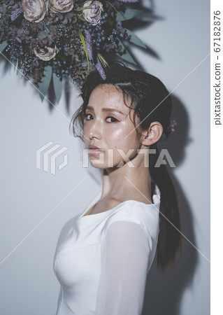 穿著婚禮禮服的新娘 穿著婚禮禮服的新娘 67182876