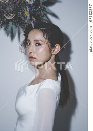 穿著婚禮禮服的新娘 穿著婚禮禮服的新娘 67182877