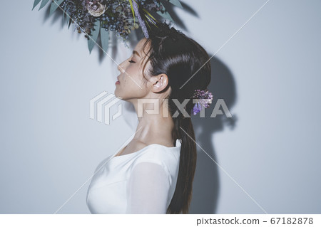穿著婚禮禮服的新娘 穿著婚禮禮服的新娘 67182878