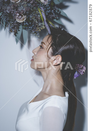 穿著婚禮禮服的新娘 穿著婚禮禮服的新娘 67182879