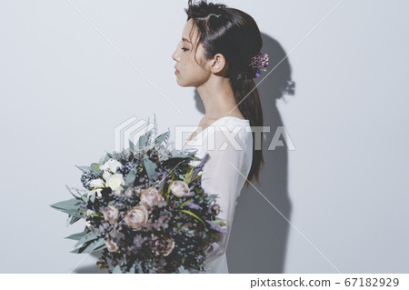 Bride wearing a wedding dress 67182929