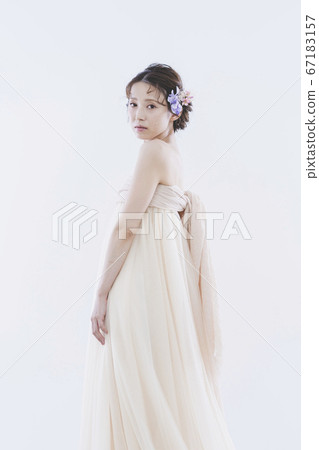 穿著婚紗的女人 穿著婚紗的女人 67183157