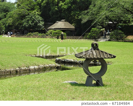 Korakuen, a Japanese garden (Daimyo garden) in Kita-ku, Okayama City, Okayama Prefecture: Tea garden type stone lantern (round ring type lantern on the lawn) Korakuen, a Japanese garden (Daimyo garden) in Kita-ku, Okayama City, Okayama Prefecture: Tea garden type stone lantern (round ring type lantern on the lawn) 67184984