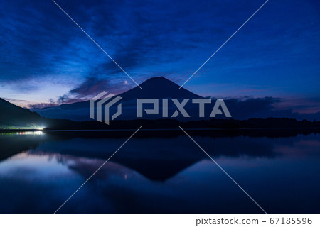 (靜岡縣)黎明之星和富士山的狸樹湖 (靜岡縣)黎明之星和富士山的狸樹湖 67185596