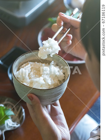在一家旅館吃日本料理的年輕女子的形象切 在一家旅館吃日本料理的年輕女子的形象切 67186119