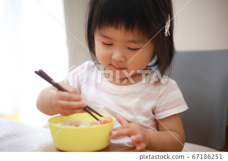 一個女孩吃 67186251