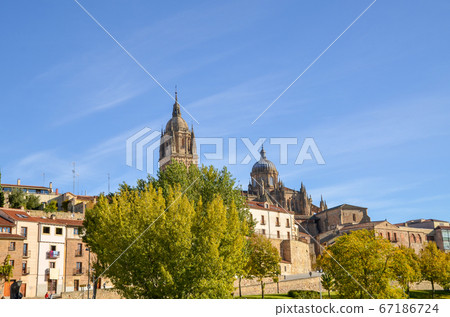 Autumn Salamanca Cathedral and the trees that change colors (Salamanca, Spain) Autumn Salamanca Cathedral and the trees that change colors (Salamanca, Spain) 67186724