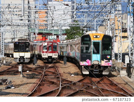 Trains lined up at Hanshin Amagasaki Station Trains lined up at Hanshin Amagasaki Station 67187323