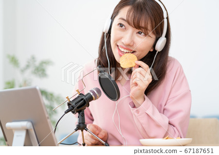 在YouTube上傳遞咀嚼聲音的年輕女子 在YouTube上傳遞咀嚼聲音的年輕女子 67187651
