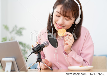 在YouTube上傳遞咀嚼聲音的年輕女子 在YouTube上傳遞咀嚼聲音的年輕女子 67187652