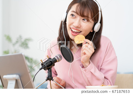 在YouTube上傳遞咀嚼聲音的年輕女子 在YouTube上傳遞咀嚼聲音的年輕女子 67187653