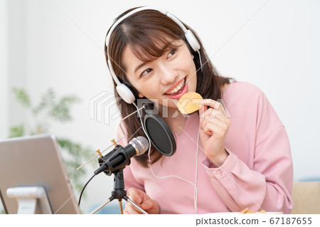 Young woman delivering chewing sound on YouTube Young woman delivering chewing sound on YouTube 67187655