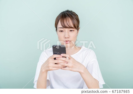 一個女人在智能手機上在線購物 67187985