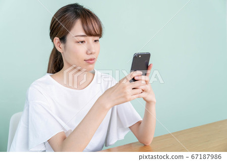 一個女人在智能手機上在線購物 67187986