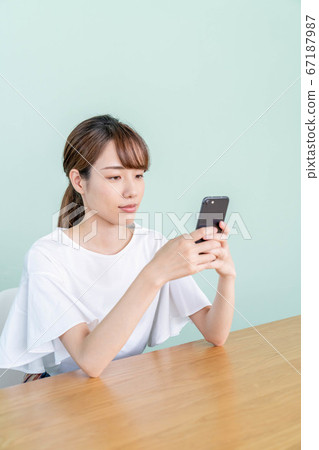 一個女人在智能手機上在線購物 67187987