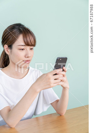一個女人在智能手機上在線購物 一個女人在智能手機上在線購物 67187988