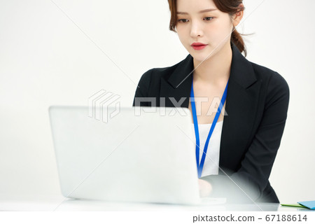 筆記本電腦業務的女人 67188614