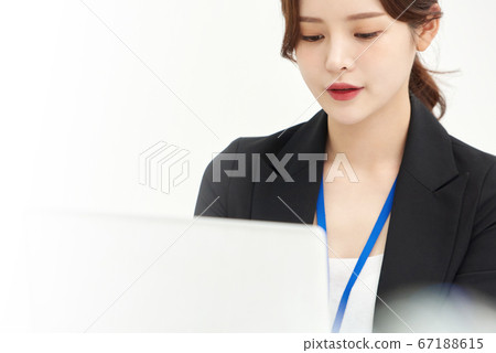 筆記本電腦業務的女人 67188615