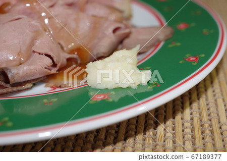 烤牛肉和辣根 烤牛肉和辣根 67189377