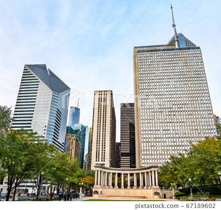 Millennium Monument at Wrigley Square in Chicago, USA 67189602