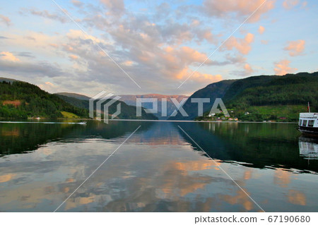 挪威，哈當厄爾峽灣，烏爾維克區從酒店的南側，您可以看到夜晚黃昏，山脈和落日的天空的水面 67190680