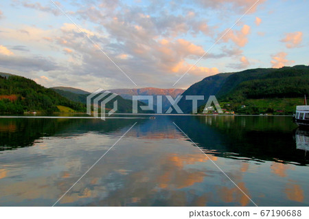 挪威Ulvik區的Hardanger峽灣從酒店的南側，您可以看到夜晚黃昏的水面以及落日的天空和山脈 67190688