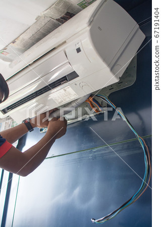 man install Air Conditioner Unit. man install Air Conditioner Unit. 67191404