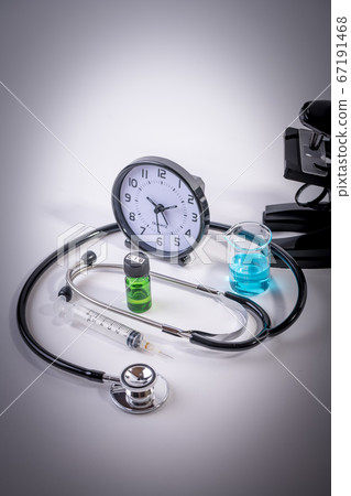 [Syringe and vaccine development with a sense of speed Bad image] 67191468