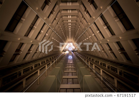 Hotel's colonnade 67191517