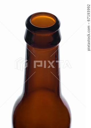 Detail of the bottleneck on an empty brown bottle 67193992