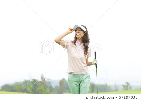 在高爾夫球場上行走的女人 在高爾夫球場上行走的女人 67197035
