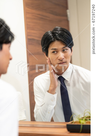 檢查皮膚的年輕商人在衛生間裡 67197240