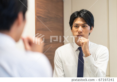 年輕的商人在浴室刷牙 67197241