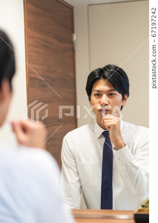 年輕的商人在浴室刷牙 67197242