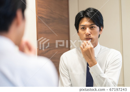 年輕的商人在浴室刷牙 67197243